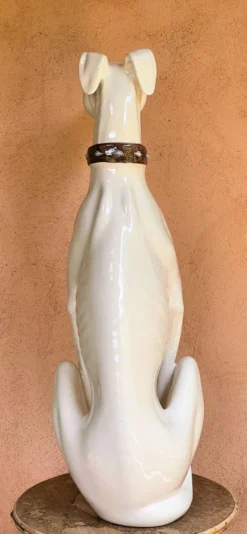 Grand lévrier en céramique émaillée blanche – signé – 92 cm