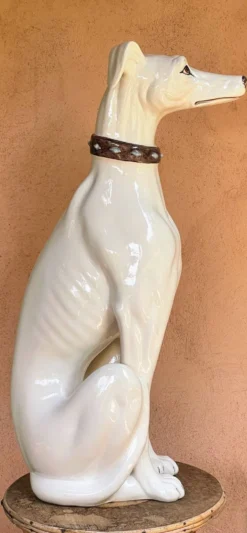 Grand lévrier en céramique émaillée blanche – signé – 92 cm