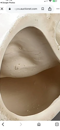 Grand lévrier en céramique émaillée blanche – signé – 92 cm