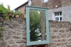 Grand miroir ancien biseauté rénové vert sauge – 99,5 × 71 cm