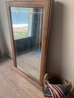 Grand miroir ancien en noyer et verre gravé