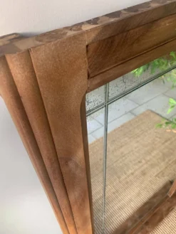 Grand miroir ancien en noyer et verre gravé