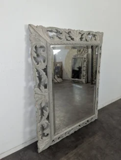 Grand miroir à cadre en bois sculpté ajouré patiné gris