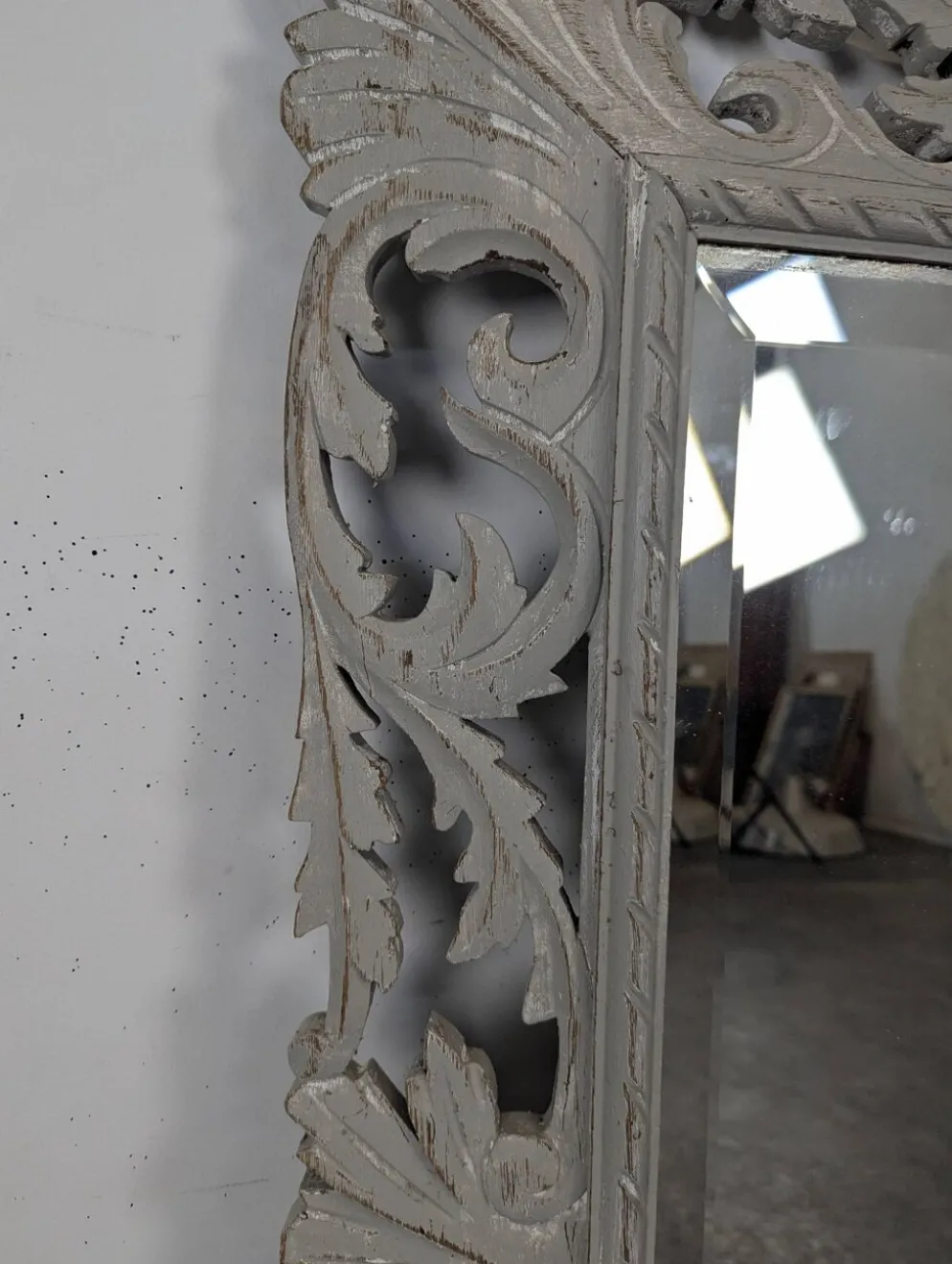 Grand miroir à cadre en bois sculpté ajouré patiné gris