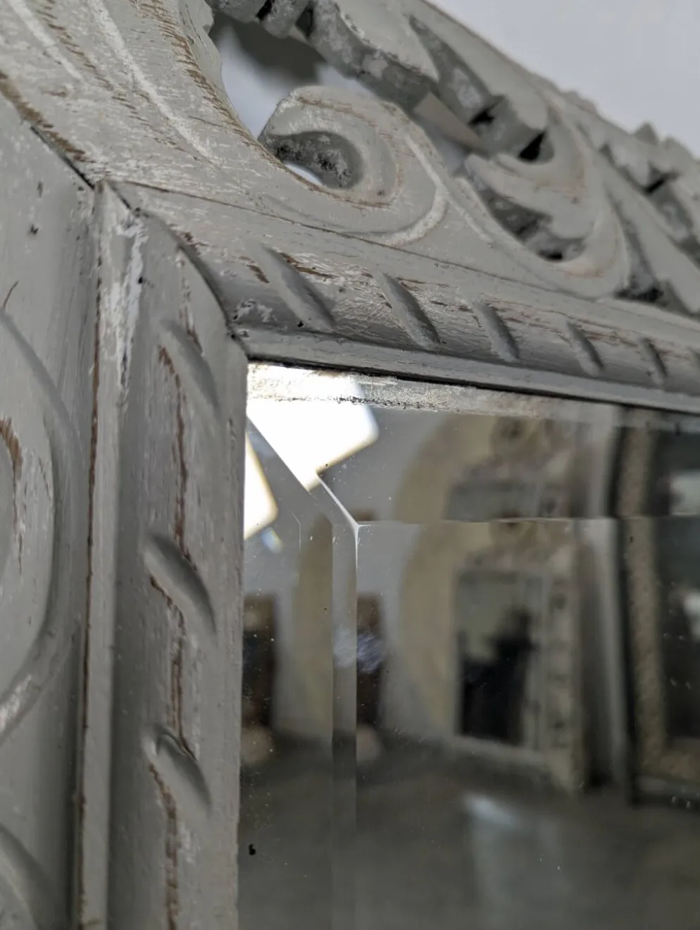 Grand miroir à cadre en bois sculpté ajouré patiné gris