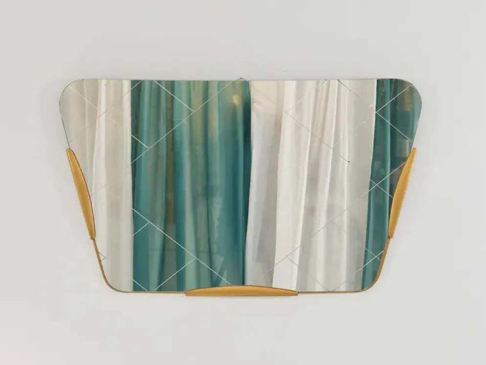 Grand miroir doré trapézoïdal avec motif de diamant gravé, Autriche, années 1950.