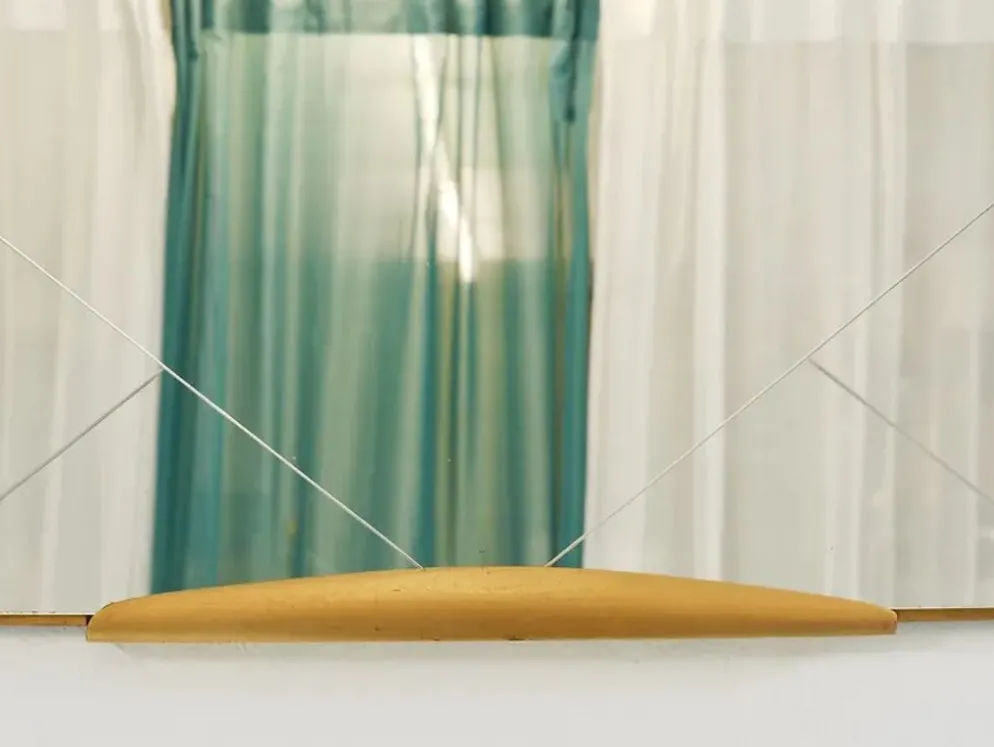 Grand miroir doré trapézoïdal avec motif de diamant gravé, Autriche, années 1950.