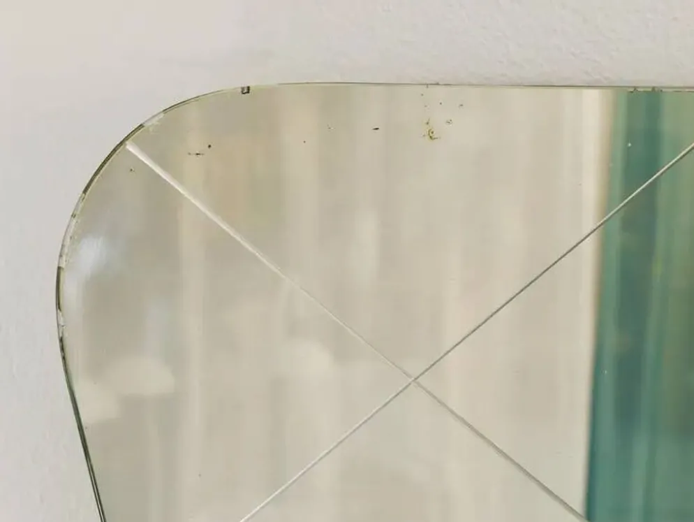 Grand miroir doré trapézoïdal avec motif de diamant gravé, Autriche, années 1950.