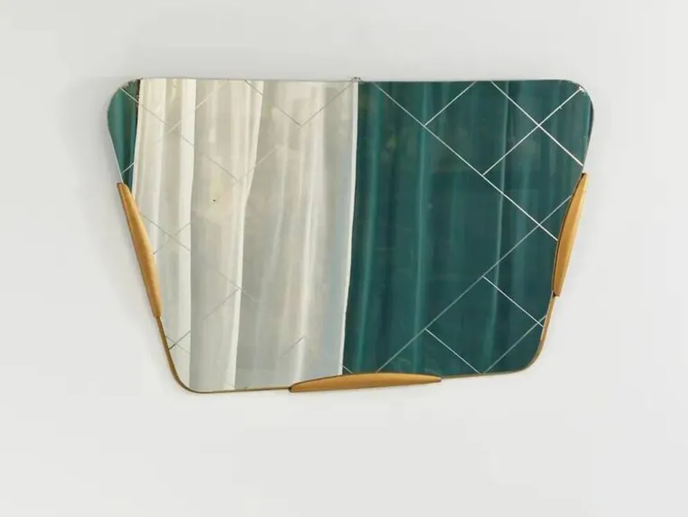Grand miroir doré trapézoïdal avec motif de diamant gravé, Autriche, années 1950.
