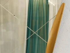 Grand miroir doré trapézoïdal avec motif de diamant gravé, Autriche, années 1950.