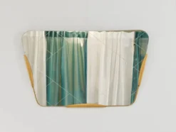 Grand miroir doré trapézoïdal avec motif de diamant gravé, Autriche, années 1950.