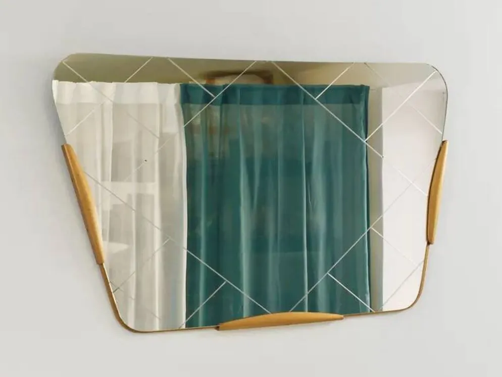 Grand miroir doré trapézoïdal avec motif de diamant gravé, Autriche, années 1950.