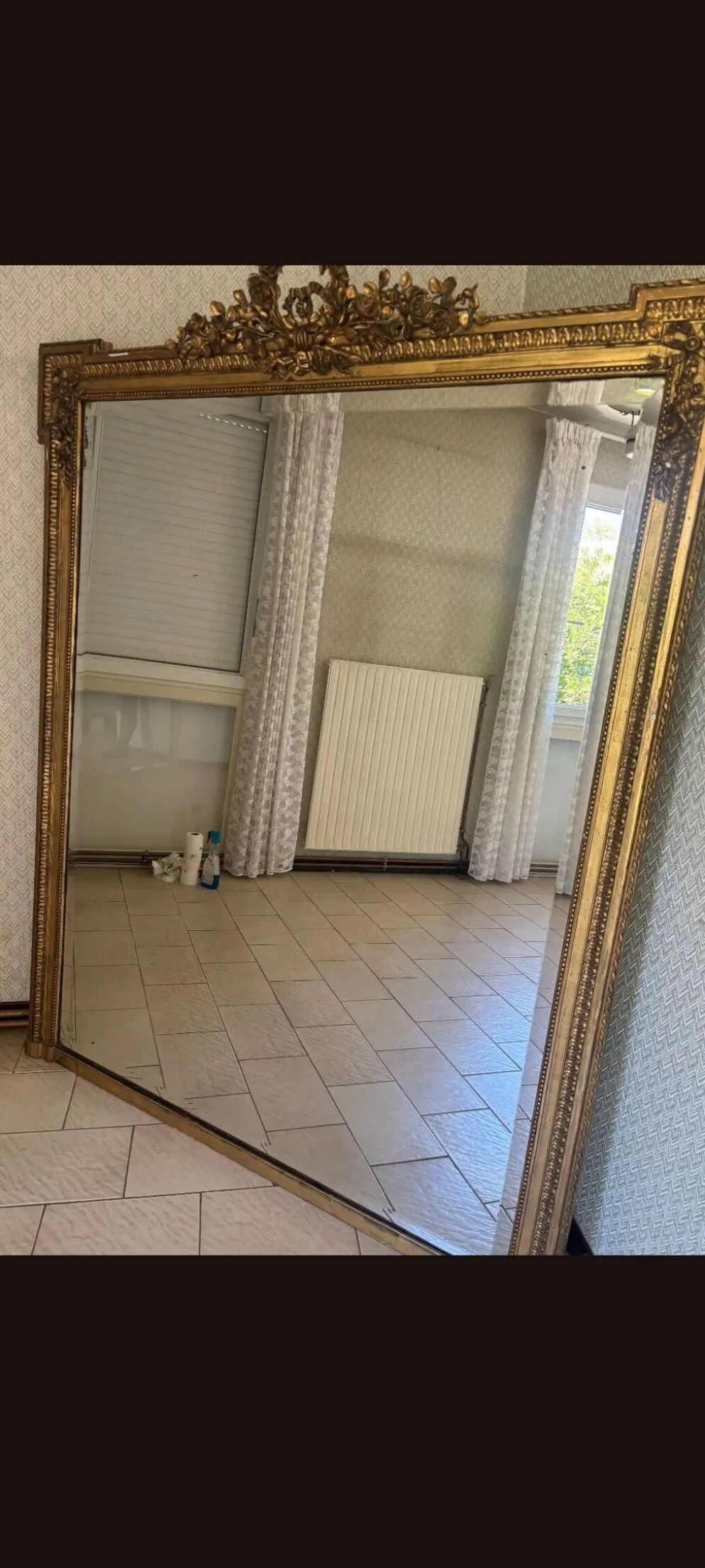 Grand miroir d'époque Napoléon III à fronton fleuri