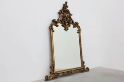 Grand miroir en bois doré de style rococo, Belgique, 20e siècle