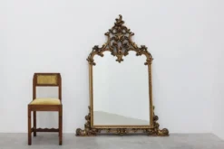Grand miroir en bois doré de style rococo, Belgique, 20e siècle