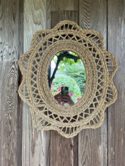 Grand miroir en jonc tressé 1960