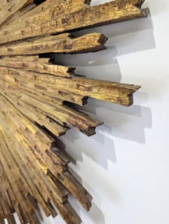 Grand miroir en soleil en bois sculpté et doré, années 1950