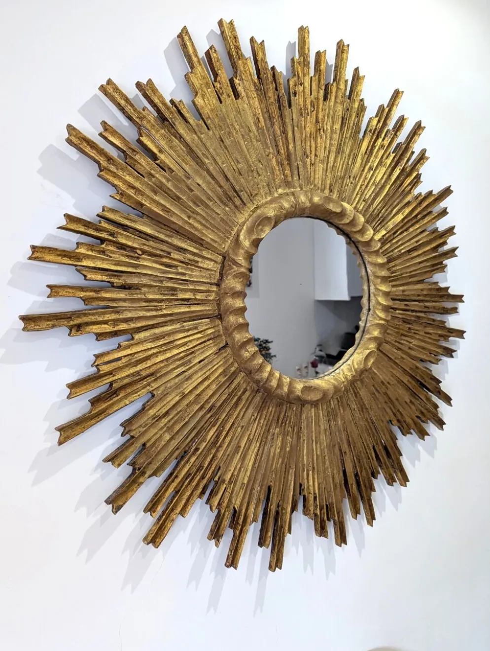 Grand miroir en soleil en bois sculpté et doré, années 1950