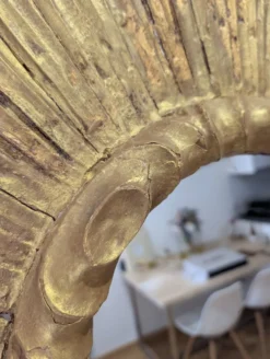 Grand miroir en soleil en bois sculpté et doré, années 1950