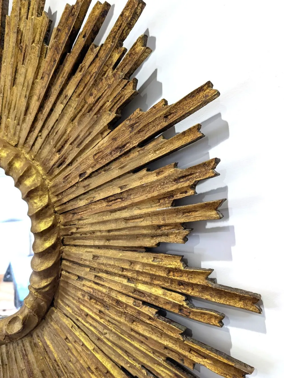 Grand miroir en soleil en bois sculpté et doré, années 1950