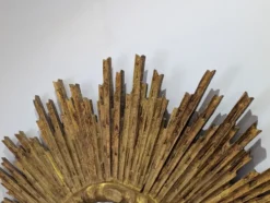 Grand miroir en soleil en bois sculpté et doré, années 1950