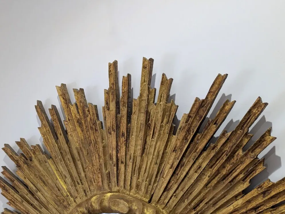 Grand miroir en soleil en bois sculpté et doré, années 1950
