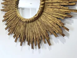 Grand miroir en soleil en bois sculpté et doré, années 1950