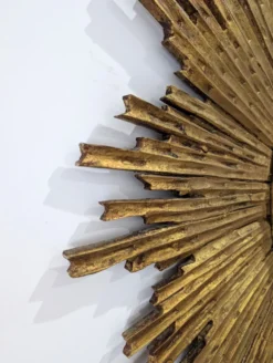 Grand miroir en soleil en bois sculpté et doré, années 1950