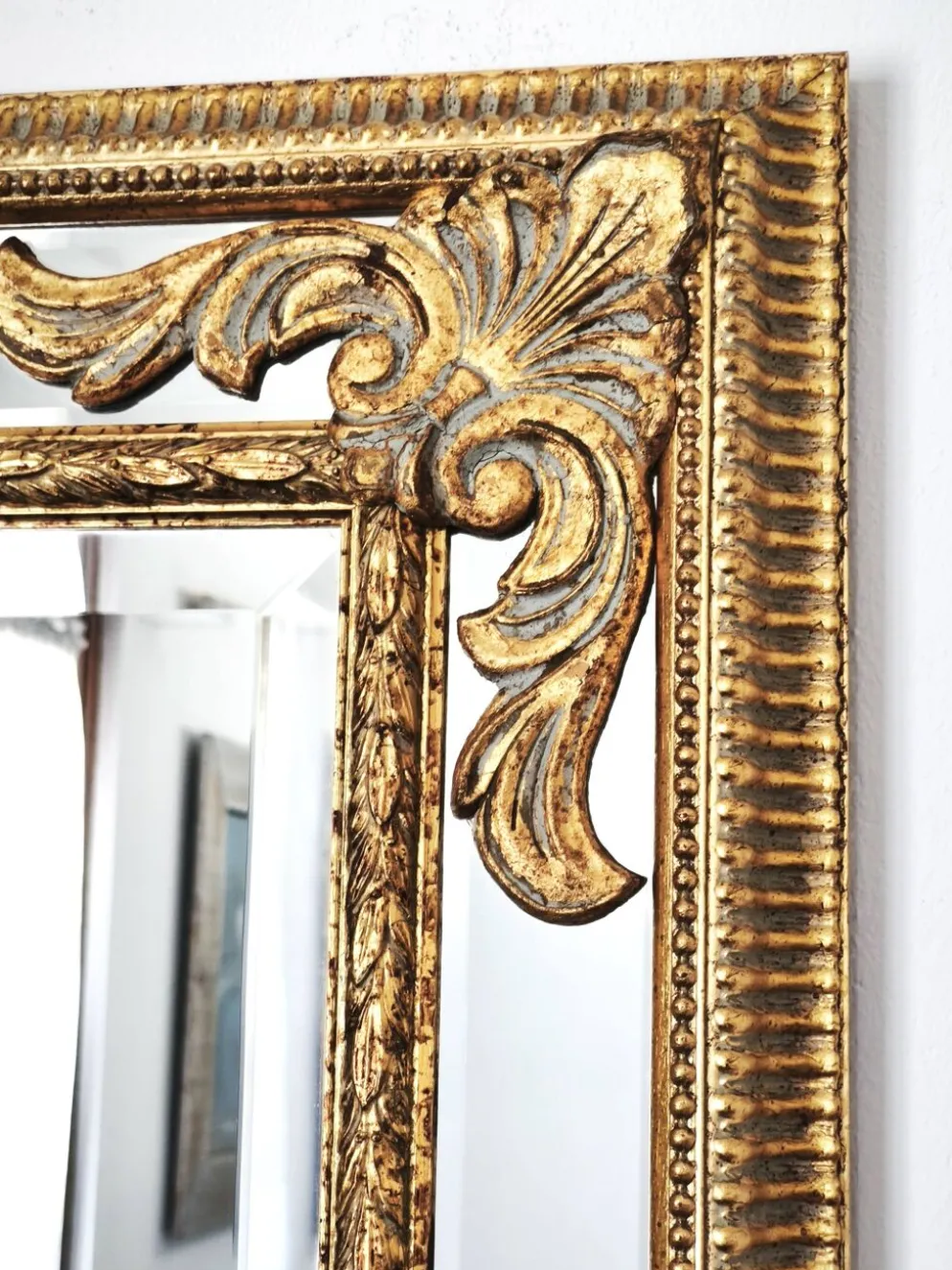 Grand miroir italien doré en bois à verre biseauté