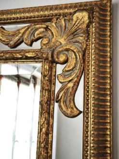 Grand miroir italien doré en bois à verre biseauté
