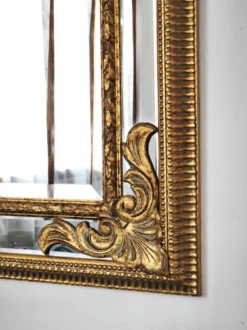 Grand miroir italien doré en bois à verre biseauté