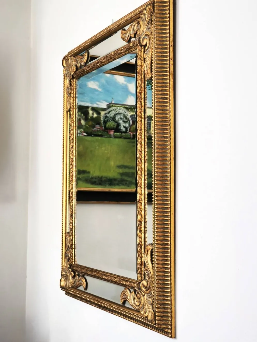 Grand miroir italien doré en bois à verre biseauté