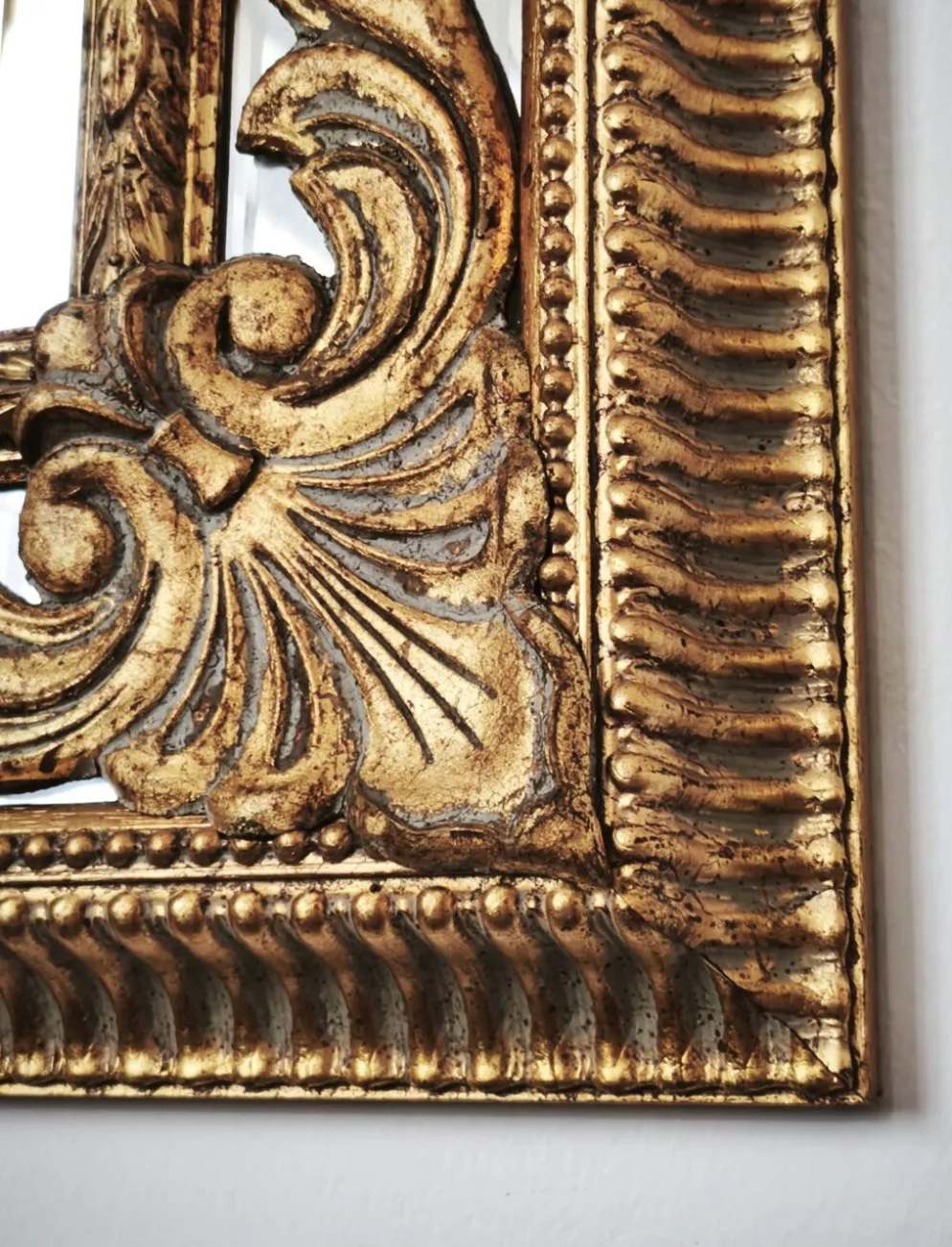Grand miroir italien doré en bois à verre biseauté