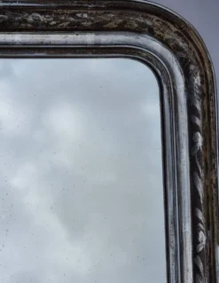 Grand miroir Louis-Philippe argenté à décor floral gravé, XIXe, 96 x 61 cm