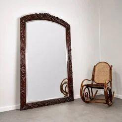 Grand miroir (2 mètres) Art Nouveau en Acajou sculpté en haut-relief à déco