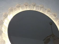 Grand miroir mural biseauté circulaire éclairé en lucite de glace fondue, années 1970