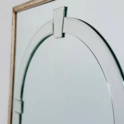 Grand miroir mural en verre biseauté de style Art Déco avec design d'arc architectural.