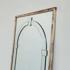 Grand miroir mural en verre biseauté de style Art Déco avec design d'arc architectural.