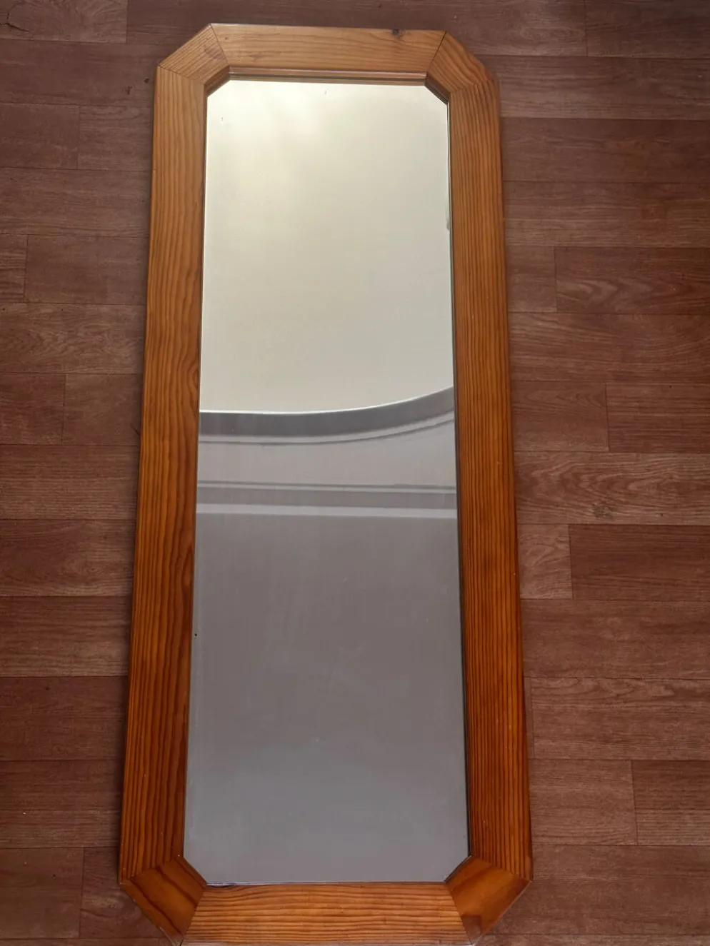 Grand miroir mural octogonal en pin, années 1970 – 103 × 40 cm