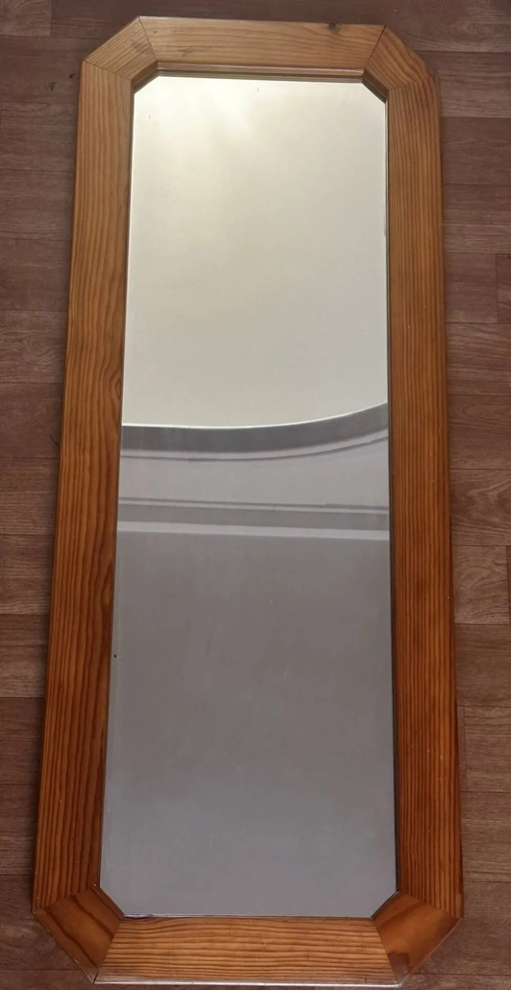 Grand miroir mural octogonal en pin, années 1970 – 103 × 40 cm