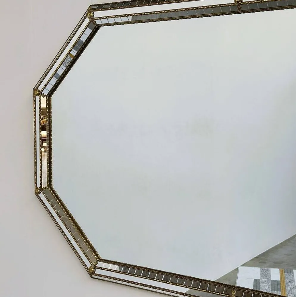 Grand miroir mural octogonal en métal doré espagnol et mosaïque biseautée, style Hollywood Regency.