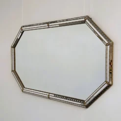Grand miroir mural octogonal en métal doré espagnol et mosaïque biseautée, style Hollywood Regency.