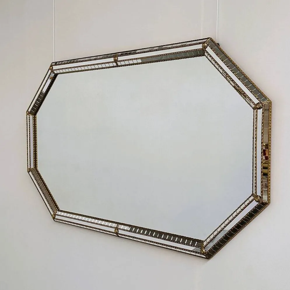 Grand miroir mural octogonal en métal doré espagnol et mosaïque biseautée, style Hollywood Regency.