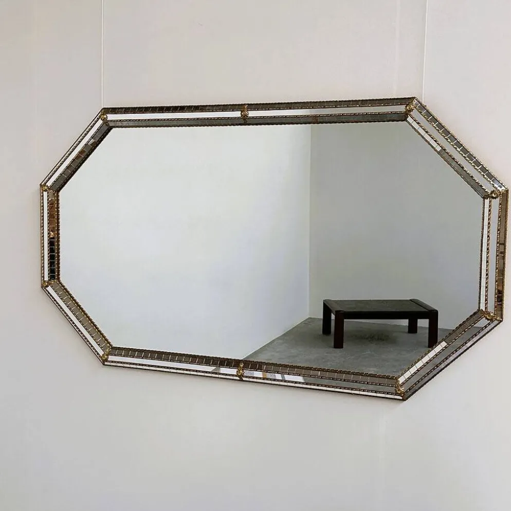 Grand miroir mural octogonal en métal doré espagnol et mosaïque biseautée, style Hollywood Regency.