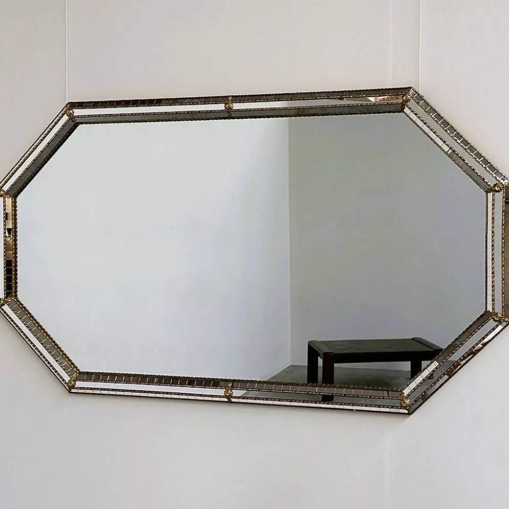 Grand miroir mural octogonal en métal doré espagnol et mosaïque biseautée, style Hollywood Regency.