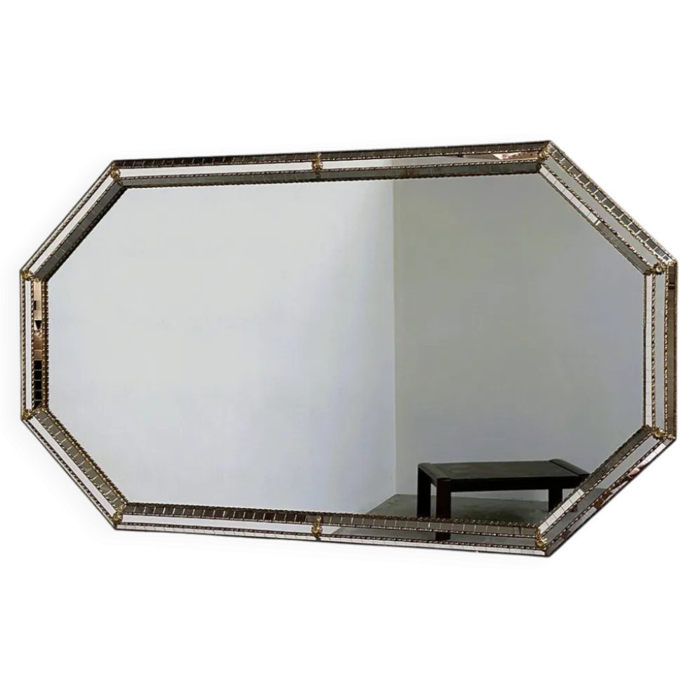 Grand miroir mural octogonal en métal doré espagnol et mosaïque biseautée, style Hollywood Regency.