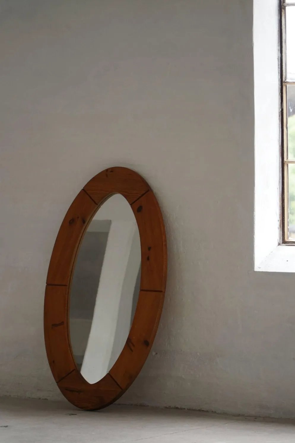Grand miroir mural ovale en pin massif par Glasmäster Markaryd, Suède, années 1960