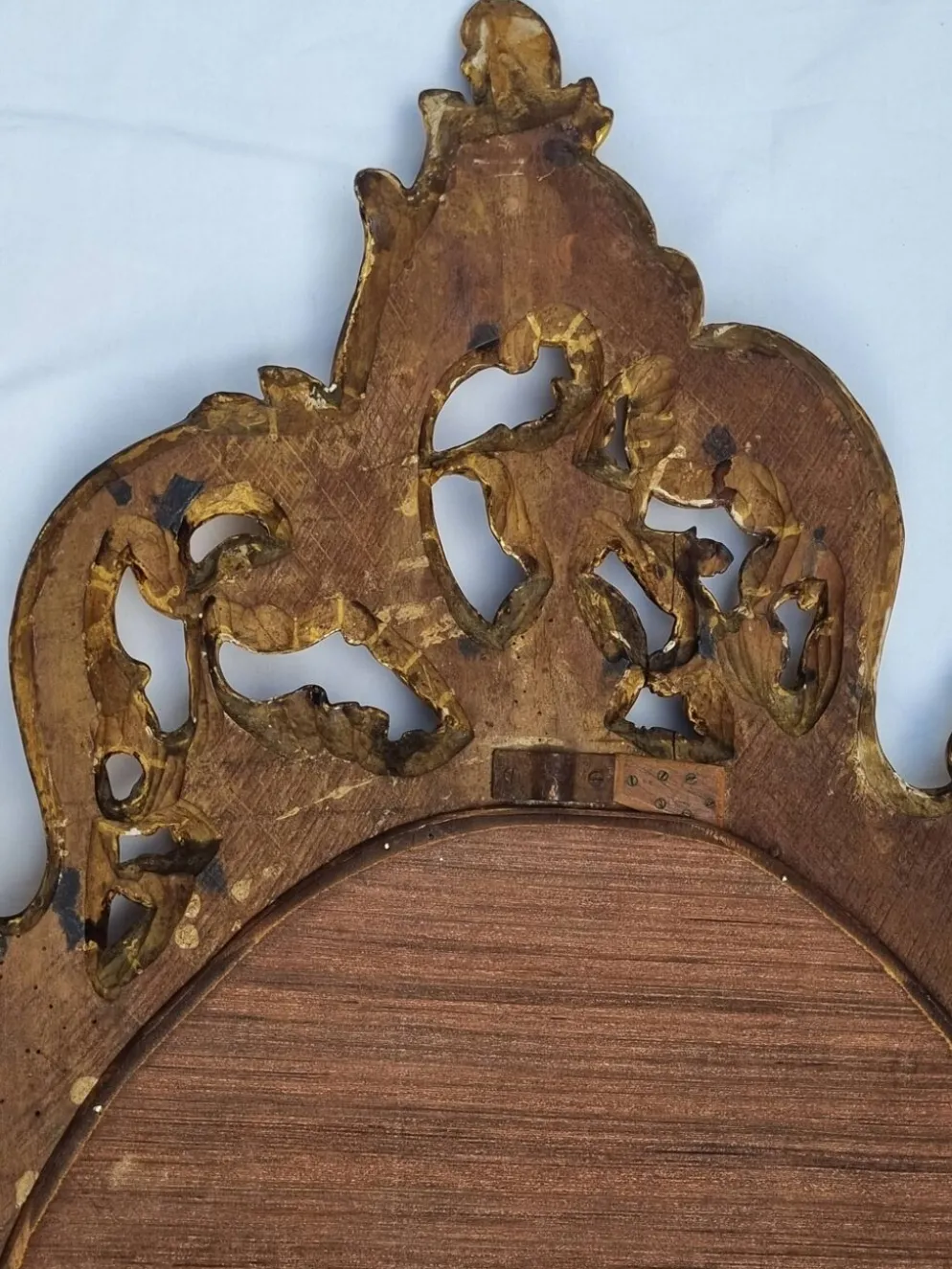 Grand miroir ovale doré, style Louis XV rocaille, fin XIXe, 114 x 66 cm
