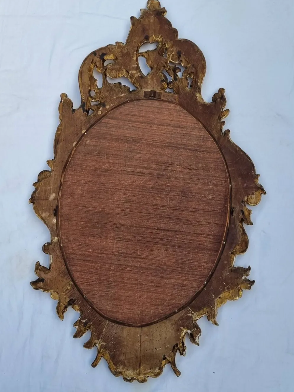 Grand miroir ovale doré, style Louis XV rocaille, fin XIXe, 114 x 66 cm