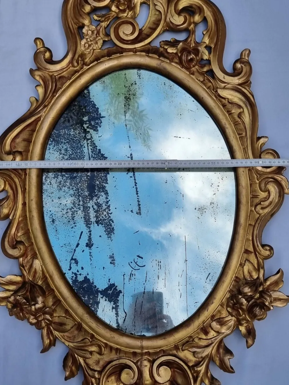 Grand miroir ovale doré, style Louis XV rocaille, fin XIXe, 114 x 66 cm